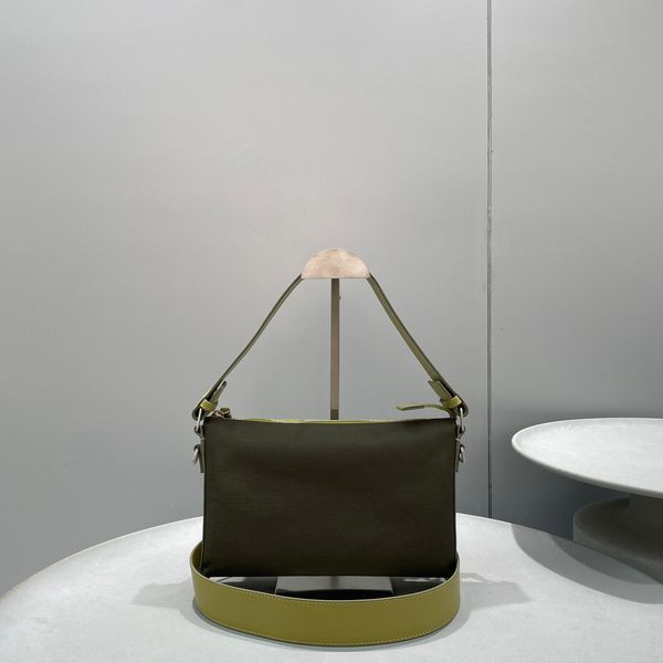 2021 winter new designer hand bags leather stitching canvas handbags wide bandage shoulder bags women mini letter printing size: 27*16.5*6cm
2021 winter new designer hand bags leather stitching canvas handbags wide bandage shoulder bags women mini letter printing size: 27*16.5*6cm