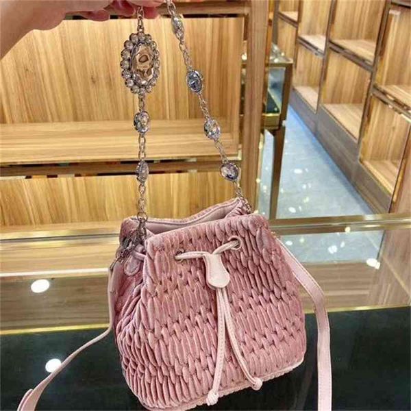 2021 bucket 2021 women's single shoulder messenger bag velvet chain strip diamond mother embroidered bag mouth luxuryss designerss yw
2021 bucket 2021 women's single shoulder messenger bag velvet chain strip diamond mother embroidered bag mouth luxuryss designerss yw
