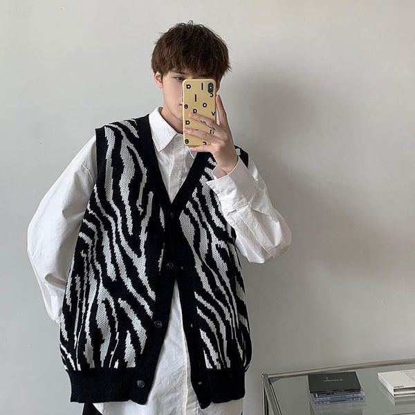 men's vests korean trend v-neck knitted sleeveless vest 2021 autumn winter jacquard single breasted sweater double pocket, Black;white
men's vests korean trend v-neck knitted sleeveless vest 2021 autumn winter jacquard single breasted sweater double pocket, Black;white