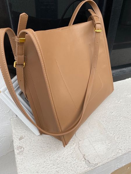 design hand and 2021 new women's korean shoulder messenger bag niche large capacity bucket bag f7nr
design hand and 2021 new women's korean shoulder messenger bag niche large capacity bucket bag f7nr