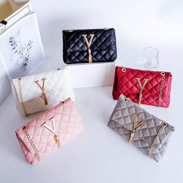 guangzhou new fashion lingge pendant women's single shoulder messenger small square mobile phone bag
guangzhou new fashion lingge pendant women's single shoulder messenger small square mobile phone bag