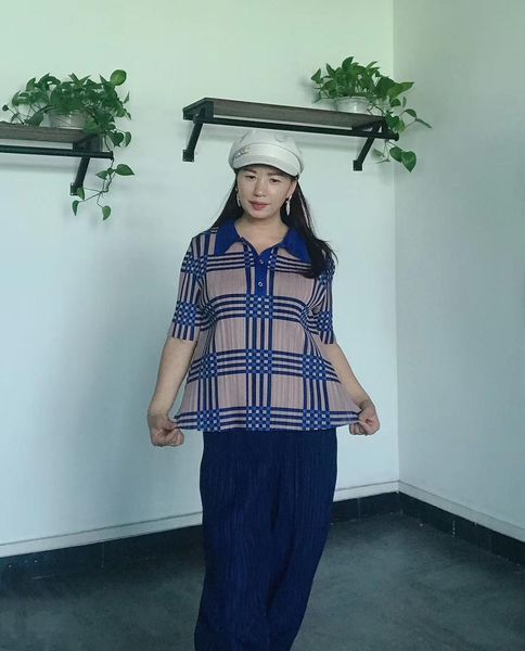 knits pleated half sleeve turndown collar women's plaid print button t-shirt, White
knits pleated half sleeve turndown collar women's plaid print button t-shirt, White