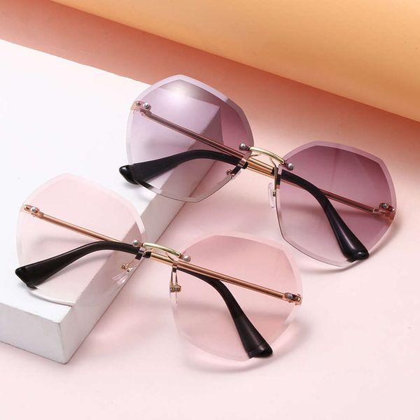 1012 new rimless cut edge fashion ocean color glasses metal sunglasses, White;black 
1012 new rimless cut edge fashion ocean color glasses metal sunglasses, White;black