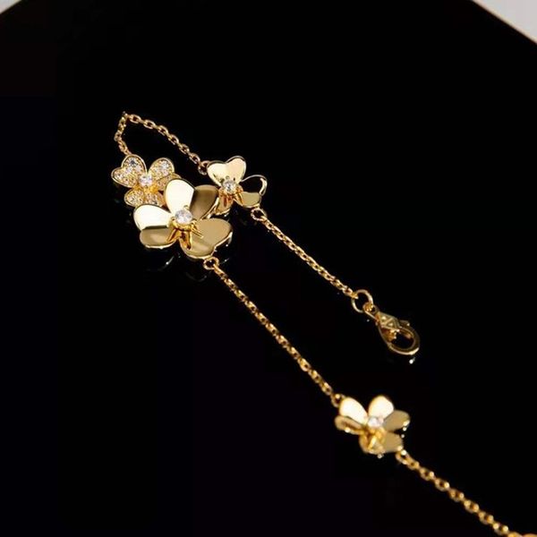vc clover three flower bracelet gold plated full rhinestone hollow flower van cleese fashion luxury brand jewelry gift, Golden;silver
vc clover three flower bracelet gold plated full rhinestone hollow flower van cleese fashion luxury brand jewelry gift, Golden;silver