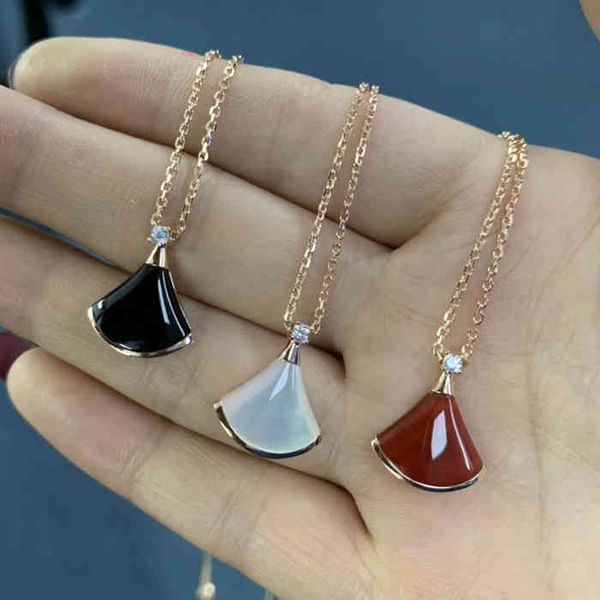 the new baojia skirt necklace 925 plated 18k rose gold white shellfish fan-shaped small fan pendant clavicle chain, Silver
the new baojia skirt necklace 925 plated 18k rose gold white shellfish fan-shaped small fan pendant clavicle chain, Silver