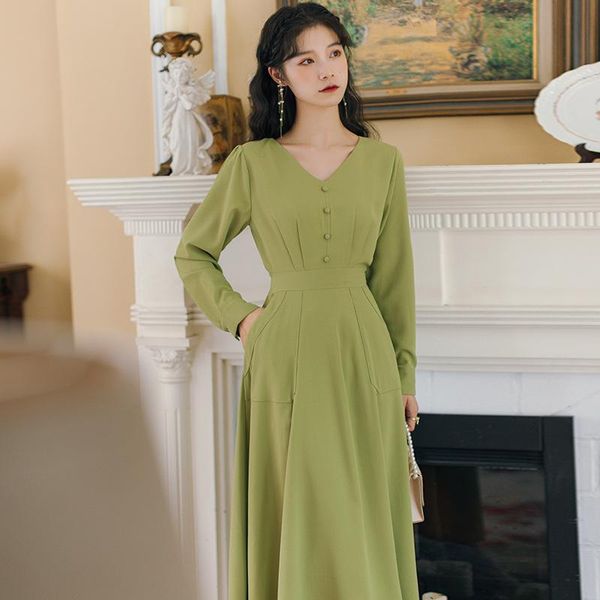 casual dresses 2021 autumn vintage solid color women dress polyester v-neck long sleeve button elegant simple clothing, Black;gray
casual dresses 2021 autumn vintage solid color women dress polyester v-neck long sleeve button elegant simple clothing, Black;gray