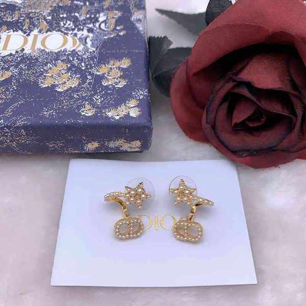 design jewelry family female 925 silver needle pearl five pointed star high-end version light luxury simple earrings
design jewelry family female 925 silver needle pearl five pointed star high-end version light luxury simple earrings