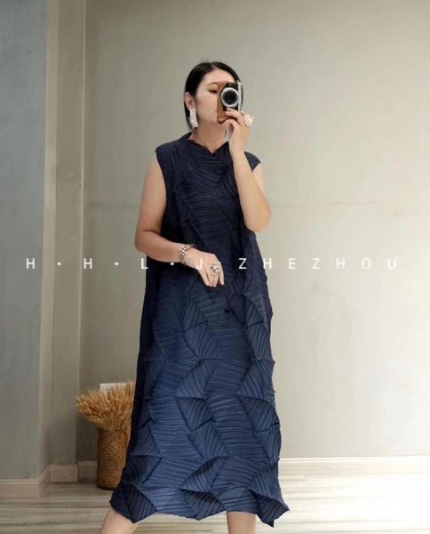 dress miyake fashion fold diamond pleats sleeveless solid color stand collar loose bud, Black;gray
dress miyake fashion fold diamond pleats sleeveless solid color stand collar loose bud, Black;gray