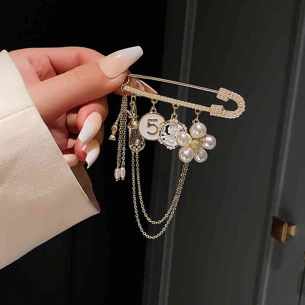 brooch pearl high grade female luxury pin fixed clothes accessories temperament versatile clasp, Gray
brooch pearl high grade female luxury pin fixed clothes accessories temperament versatile clasp, Gray