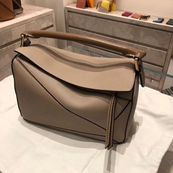 women luxurys designers bags 2021 contrast stitching leather geometry pillow one messenger high-q designer handbag handbags totes crossbody
women luxurys designers bags 2021 contrast stitching leather geometry pillow one messenger high-q designer handbag handbags totes crossbody
