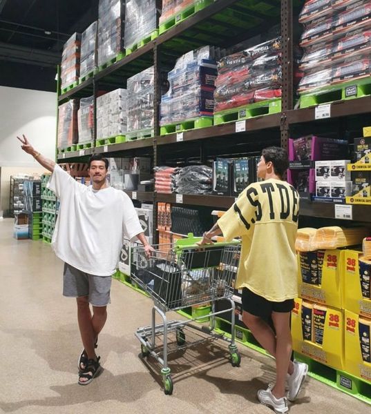 2021 summer new muscle men fitness sports basketball t-shirt male korean running large size loose short sleeve, White;black 
2021 summer new muscle men fitness sports basketball t-shirt male korean running large size loose short sleeve, White;black