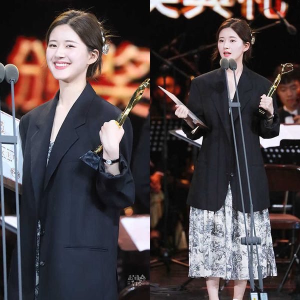 zhao lusi same 2021 spring and autumn black korean version lazy wind small suit medium length temperament niche top, Black;gray
zhao lusi same 2021 spring and autumn black korean version lazy wind small suit medium length temperament niche top, Black;gray