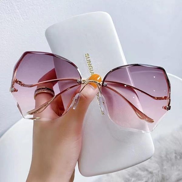 outdoor eyewear 2021 fashion tea gradient sunglasses women ocean water cut trimmed lens metal curved temples sun glasses female
outdoor eyewear 2021 fashion tea gradient sunglasses women ocean water cut trimmed lens metal curved temples sun glasses female