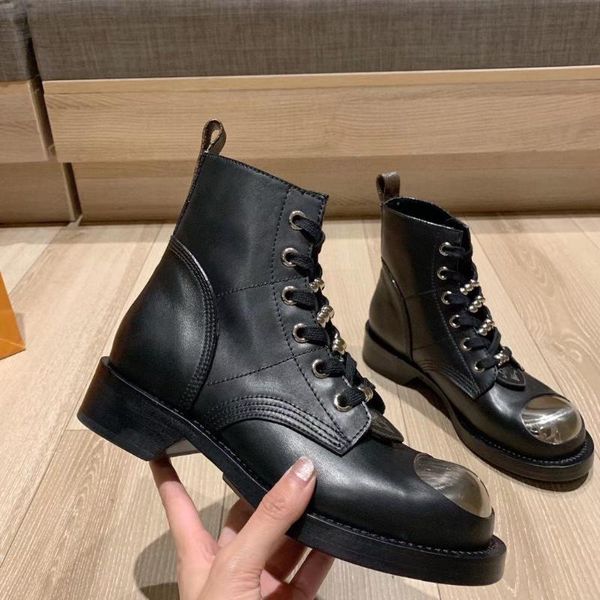 boots cool metal with thick soles and fashionable heel short, Black 
boots cool metal with thick soles and fashionable heel short, Black