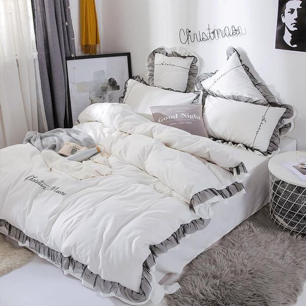 bedding sets white set with 1quilt cover +1bed sheet + 2 pillowcases 4pcs lace edge duvet for girls /king size bed linen
bedding sets white set with 1quilt cover +1bed sheet + 2 pillowcases 4pcs lace edge duvet for girls /king size bed linen