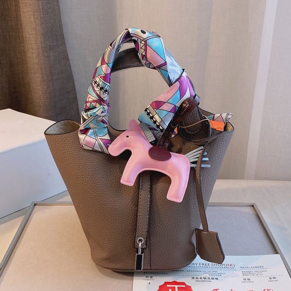 fashion basket tote bag women handbag purse spsom design genuine leather hand bags classic letter clutch lock hardware scarf horse gift
fashion basket tote bag women handbag purse spsom design genuine leather hand bags classic letter clutch lock hardware scarf horse gift