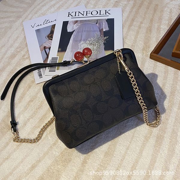 2021 new cherry kiss lock chain women's hand classic one shoulder slant over fashion small square bag crossbody bag ysj
2021 new cherry kiss lock chain women's hand classic one shoulder slant over fashion small square bag crossbody bag ysj