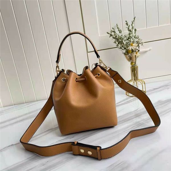 r women 2021 lockme drawstring buckets genuine grain calf leather crossbody drawstrings gold hardware cross letter rotation lock shoulder ba
r women 2021 lockme drawstring buckets genuine grain calf leather crossbody drawstrings gold hardware cross letter rotation lock shoulder ba