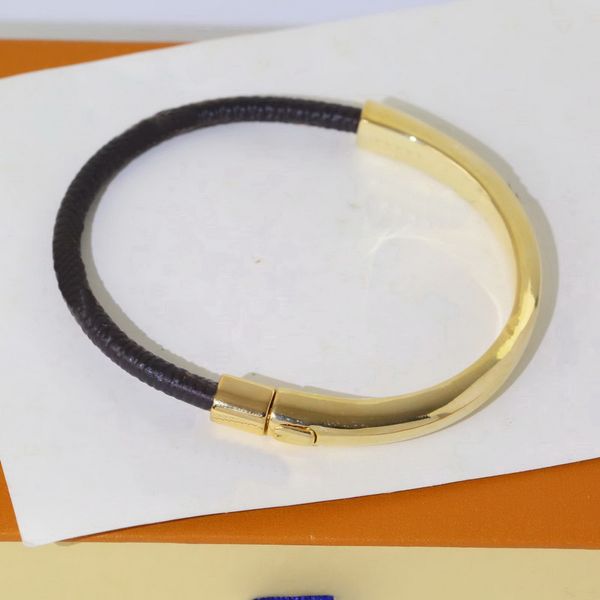 europe america fashion men lady women round print flower engraved v initials flower pure simple tour leather bracelet bangle m6541e m6564e, Black
europe america fashion men lady women round print flower engraved v initials flower pure simple tour leather bracelet bangle m6541e m6564e, Black