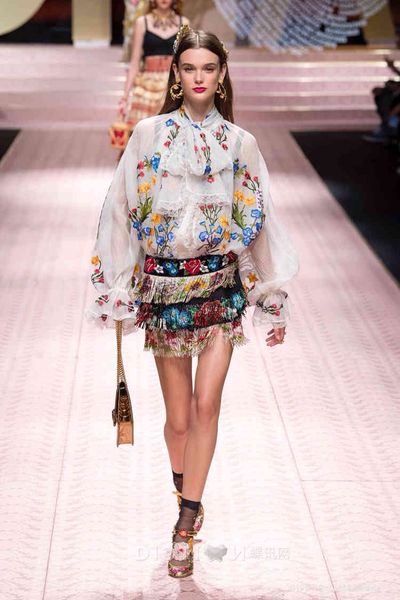 runway spring women blouses elegant shirts vintage bow floral embroidery lantern long sleeve blouse white black shirt demale
runway spring women blouses elegant shirts vintage bow floral embroidery lantern long sleeve blouse white black shirt demale