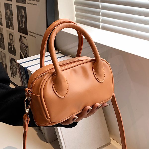versatile messenger women's autumn and winter 2022 new fashion portable boston bag texture single shoulder bag
versatile messenger women's autumn and winter 2022 new fashion portable boston bag texture single shoulder bag