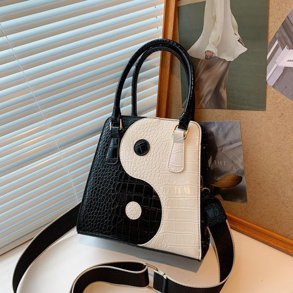 foreign style black-and-white splicing portable bag 2021 new autumn trend leisure design simple single shoulder diagonal
foreign style black-and-white splicing portable bag 2021 new autumn trend leisure design simple single shoulder diagonal