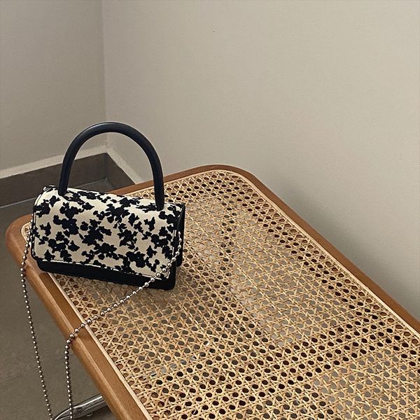 broken flower chain messenger bag 2021 spring new girl lovely texture flip portable one shoulder
broken flower chain messenger bag 2021 spring new girl lovely texture flip portable one shoulder