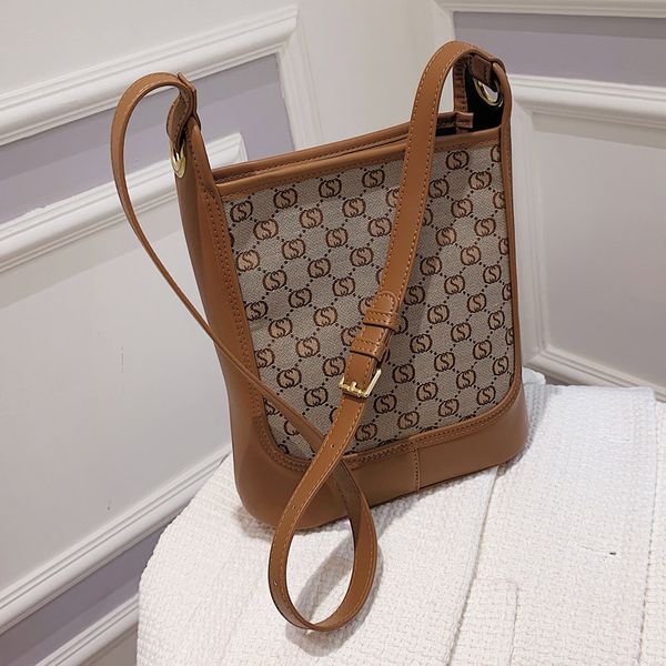 luxury handbags large capacity women's bag 2021 new fashion summer canvas single shoulder messenger printed simple texture bucket bag
luxury handbags large capacity women's bag 2021 new fashion summer canvas single shoulder messenger printed simple texture bucket bag