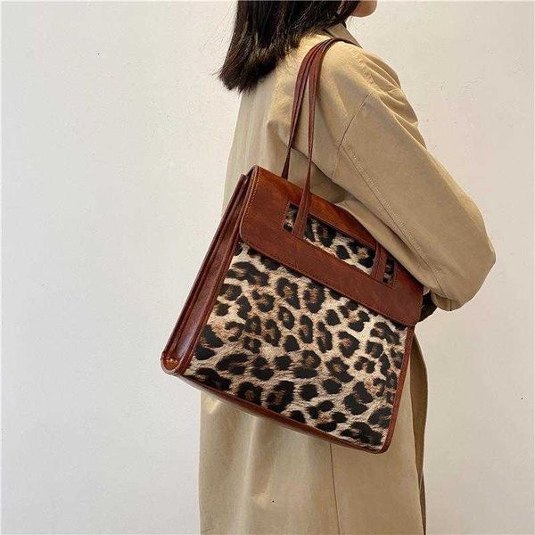 print leopard shoulder handbag bags women's leather large-capacity tote 2021 fashion luxury animal prints ladies designer
print leopard shoulder handbag bags women's leather large-capacity tote 2021 fashion luxury animal prints ladies designer