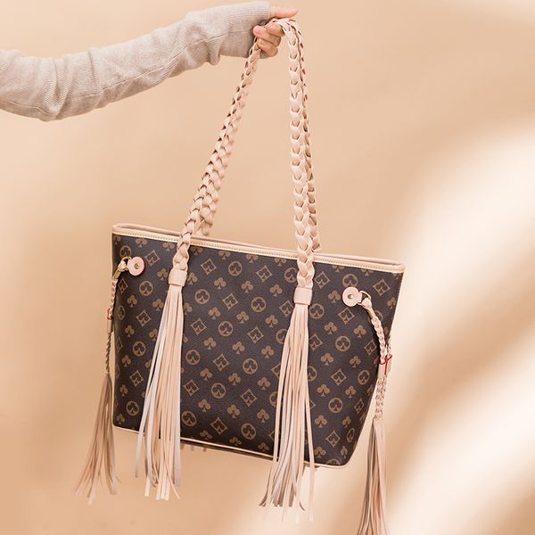 2021 new fashion atmosphere printing tote bag simple large capacity tassel shoulder bag commuter handbag
2021 new fashion atmosphere printing tote bag simple large capacity tassel shoulder bag commuter handbag