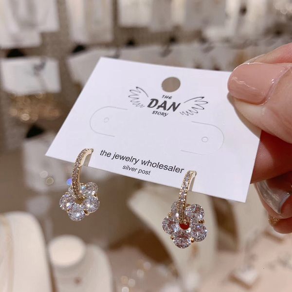 925 silver needle south designer east gate diamond flower temperament micro set zircon small fresh versatile earrings
925 silver needle south designer east gate diamond flower temperament micro set zircon small fresh versatile earrings