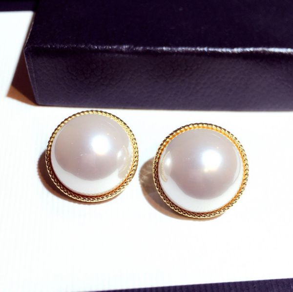 fashion luxury classic designer beautiful round pearl stud earrings for woman girls, Golden;silver
fashion luxury classic designer beautiful round pearl stud earrings for woman girls, Golden;silver