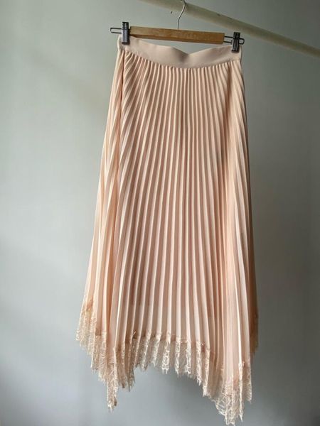 skirts 2021 irregular lac stitching pleated woman skirt nude pink midi high waist lace embroidered hem fashion sweet long, Black
skirts 2021 irregular lac stitching pleated woman skirt nude pink midi high waist lace embroidered hem fashion sweet long, Black