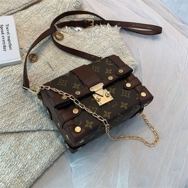 winter old flower female new fashion chain contrast single shoulder small square bag
winter old flower female new fashion chain contrast single shoulder small square bag