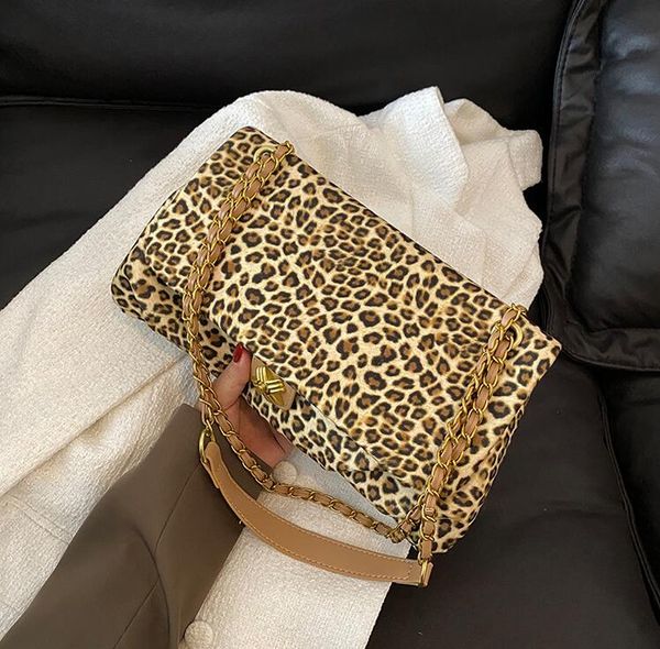 women leathers shoulder bags elegant atmosphere printed handbag street personality leopard chain bag clamshell-style foreign color contrast
women leathers shoulder bags elegant atmosphere printed handbag street personality leopard chain bag clamshell-style foreign color contrast