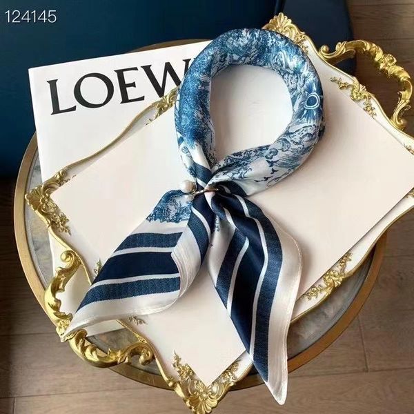 2021 r woman silk scarf fashion letter headband brand small scarf variable headscarf accessories activity gif no box 53, Blue;gray
2021 r woman silk scarf fashion letter headband brand small scarf variable headscarf accessories activity gif no box 53, Blue;gray