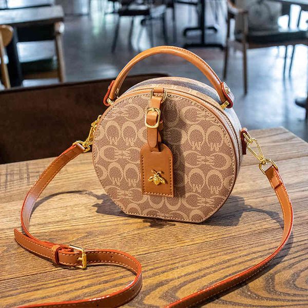 handbag bag women's 2021 summer fashion apple simple and versatile messenger, Black;red
handbag bag women's 2021 summer fashion apple simple and versatile messenger, Black;red