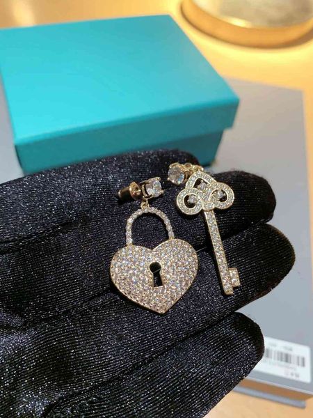 stud earrings t family japanese love key micro inlaid s925 silver ear nail, Golden;silver
stud earrings t family japanese love key micro inlaid s925 silver ear nail, Golden;silver