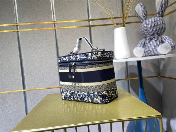 designer luxury oblique vantity case travel kit blue oblique jacquard embroidered canvas cosmetic bag size: 25x14x15cm
designer luxury oblique vantity case travel kit blue oblique jacquard embroidered canvas cosmetic bag size: 25x14x15cm