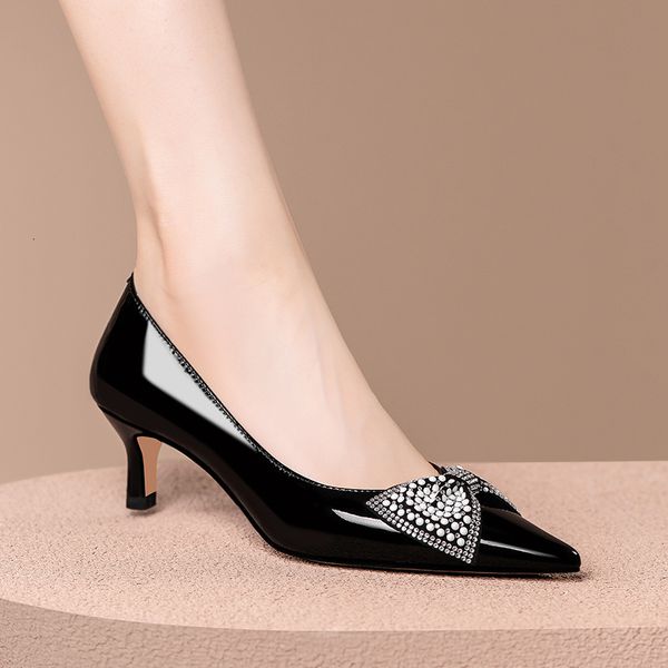 2021 autumn and winter women's sho pointed thin medium high heels bow rhintone four seasons cow lacquer leather shallow mouth single
2021 autumn and winter women's sho pointed thin medium high heels bow rhintone four seasons cow lacquer leather shallow mouth single