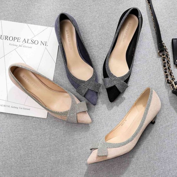 korea women shoes 3.5cm low heel bowtie sequined cloth crystal pointed toe slip on beige black ladies high heels 210520
korea women shoes 3.5cm low heel bowtie sequined cloth crystal pointed toe slip on beige black ladies high heels 210520