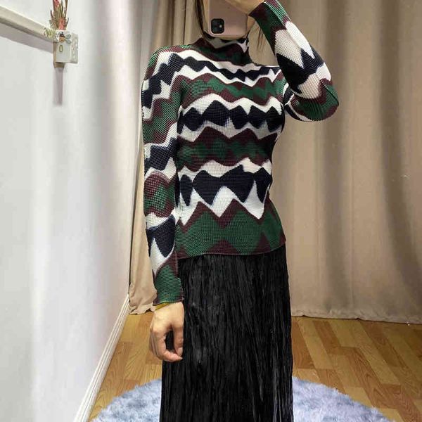 knits miyake fashion stripe long sleeve stand collar tofu pleat t-shirt, White 
knits miyake fashion stripe long sleeve stand collar tofu pleat t-shirt, White