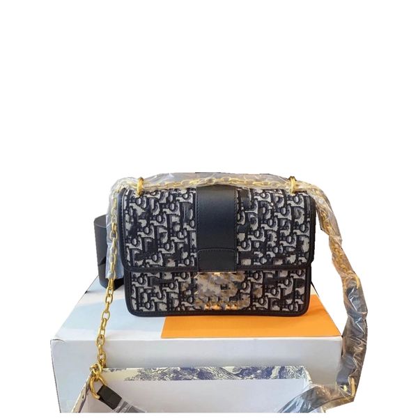 Original single flap opening bag and closing retro style women's Mengtian Chain Messenger
Original single flap opening bag and closing retro style women's Mengtian Chain Messenger