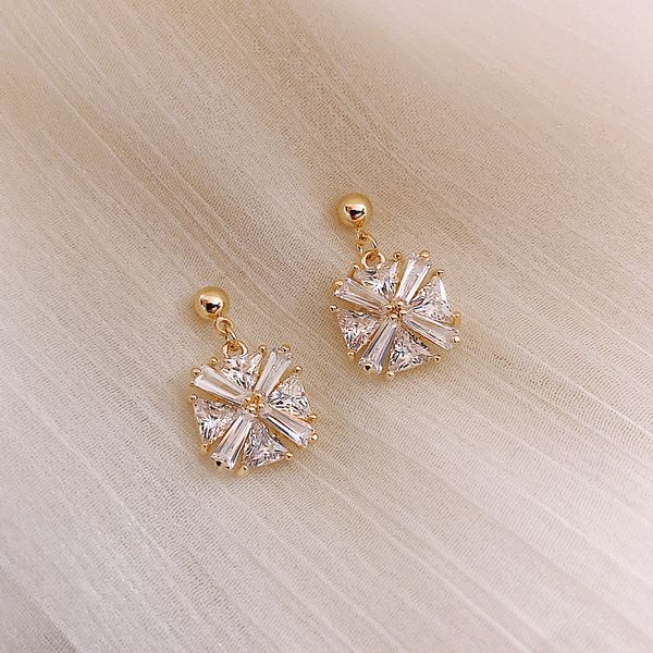 925 silver needle advanced atmospheric zircon geometric earrings french luxury simple commuting earrings female celebrity earrings
925 silver needle advanced atmospheric zircon geometric earrings french luxury simple commuting earrings female celebrity earrings
