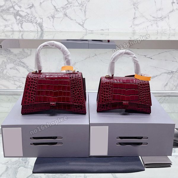 spring 2022 bag designer womens luxury shoulder bags hourglass small handbag embossed shiny leather fashion purse
spring 2022 bag designer womens luxury shoulder bags hourglass small handbag embossed shiny leather fashion purse