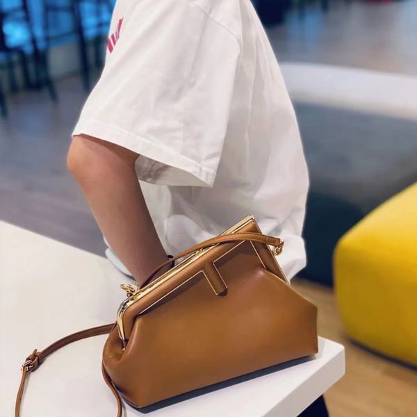 factory outlet fend luxury handbags and storage 2021 fashion new f family genuine leather women's net red same one shoulder dinner bag
factory outlet fend luxury handbags and storage 2021 fashion new f family genuine leather women's net red same one shoulder dinner bag