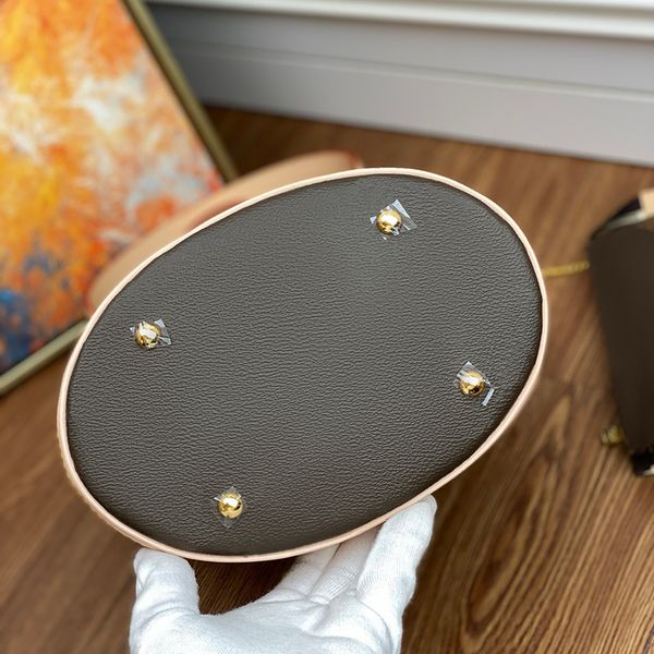 2021 style presbyopic bucket bag inspired by the retro details of the archive removable zipper clutch portable small fashion bag
2021 style presbyopic bucket bag inspired by the retro details of the archive removable zipper clutch portable small fashion bag