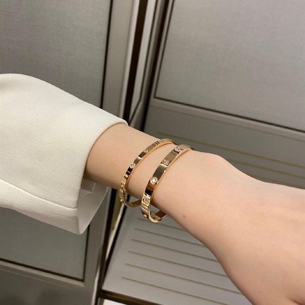bangle v gold 2 generation 18k rose 4 diamonds 10 screws set diamond high-definition bracelet smooth, Black
bangle v gold 2 generation 18k rose 4 diamonds 10 screws set diamond high-definition bracelet smooth, Black