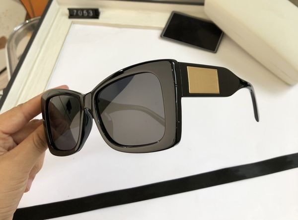 luxury designers sunglasses women mens fashion drive sun glasses outdoor summer polarized holiday sunglass 7053 for womens with box 2021, White;black
luxury designers sunglasses women mens fashion drive sun glasses outdoor summer polarized holiday sunglass 7053 for womens with box 2021, White;black