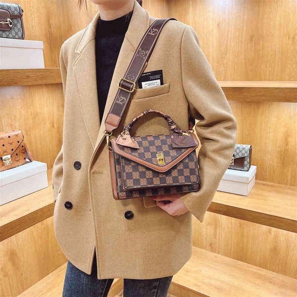 2022 factory wholesale new bag female autumn and winter messenger small square versatile old flower high-grade hand bill of lading shoulder
2022 factory wholesale new bag female autumn and winter messenger small square versatile old flower high-grade hand bill of lading shoulder